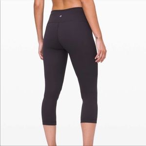Black Lululemon athletic capri leggings in sz 8
